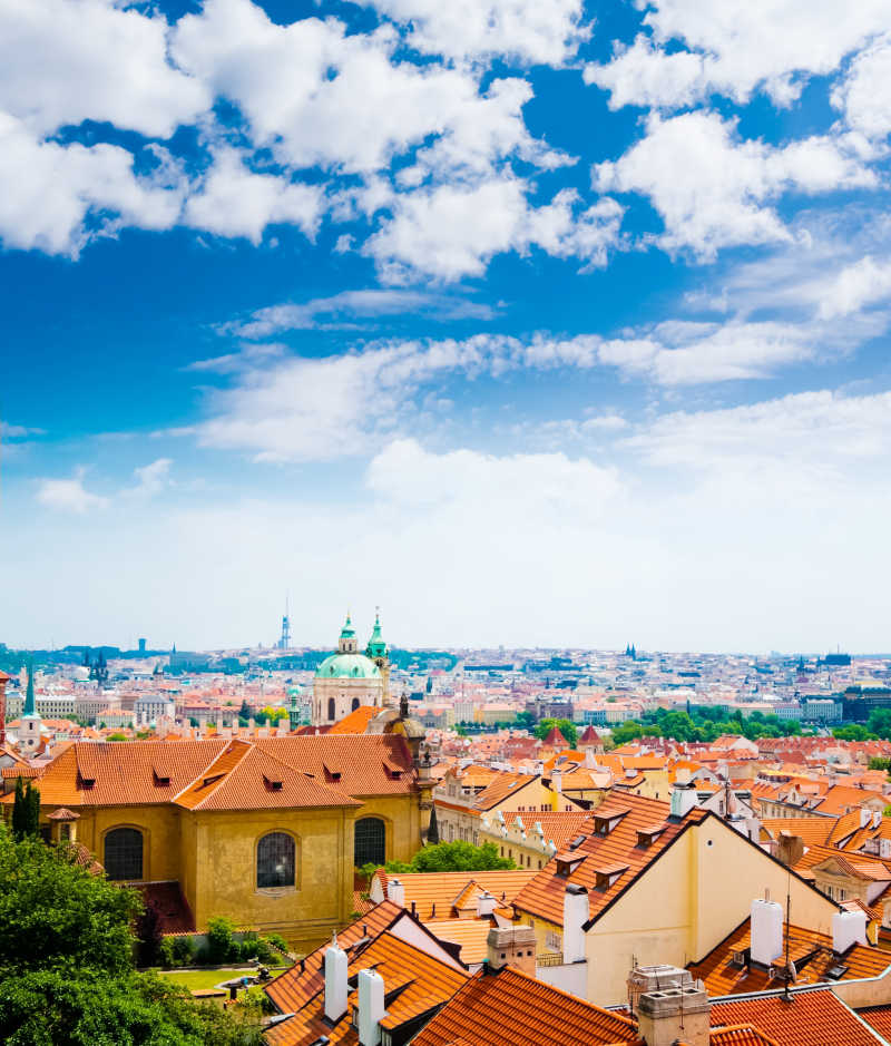 蓝天白云下的布拉格城市建筑