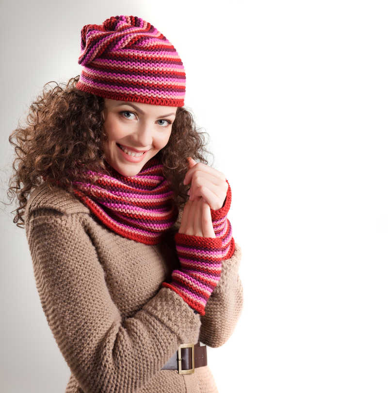 身着冬装的美女面带微笑