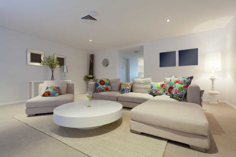 现代客厅与沙发和圆桌在澳大利亚公寓