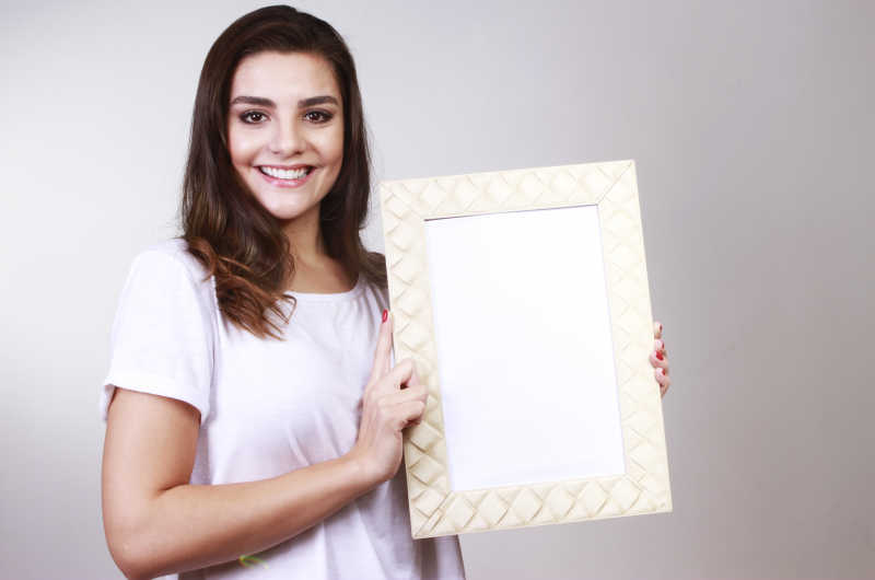 拿着相框的女子