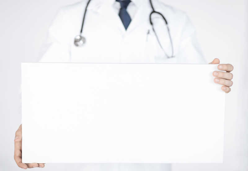 医生拿着来空白旗帜