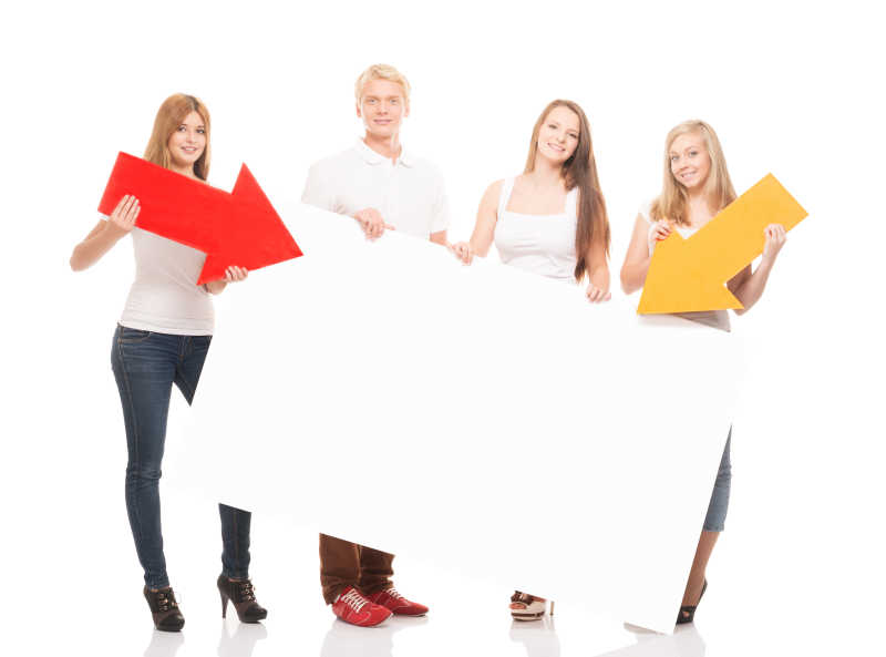 手上拿着白色广告牌的青少年