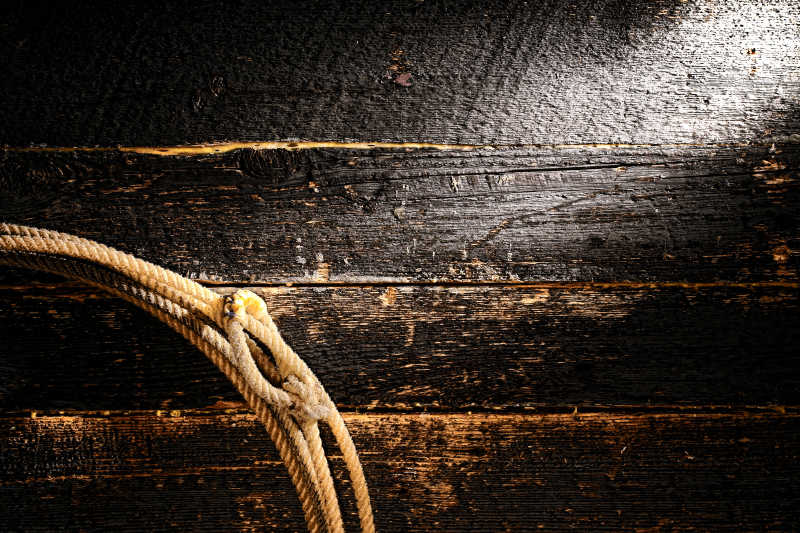 放在木板上的绳子