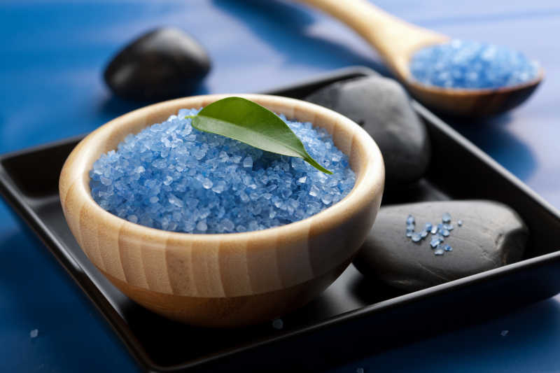 蓝色的药盐和热疗石