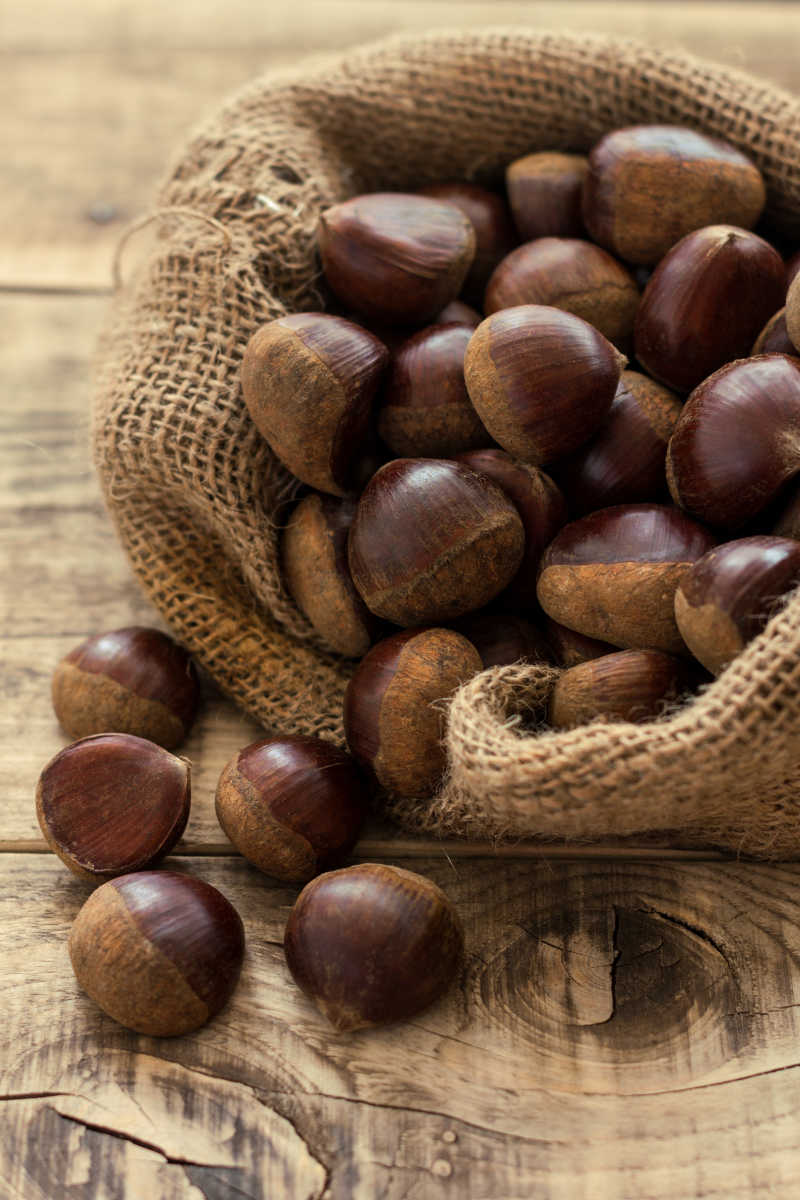 布袋里的许多栗子