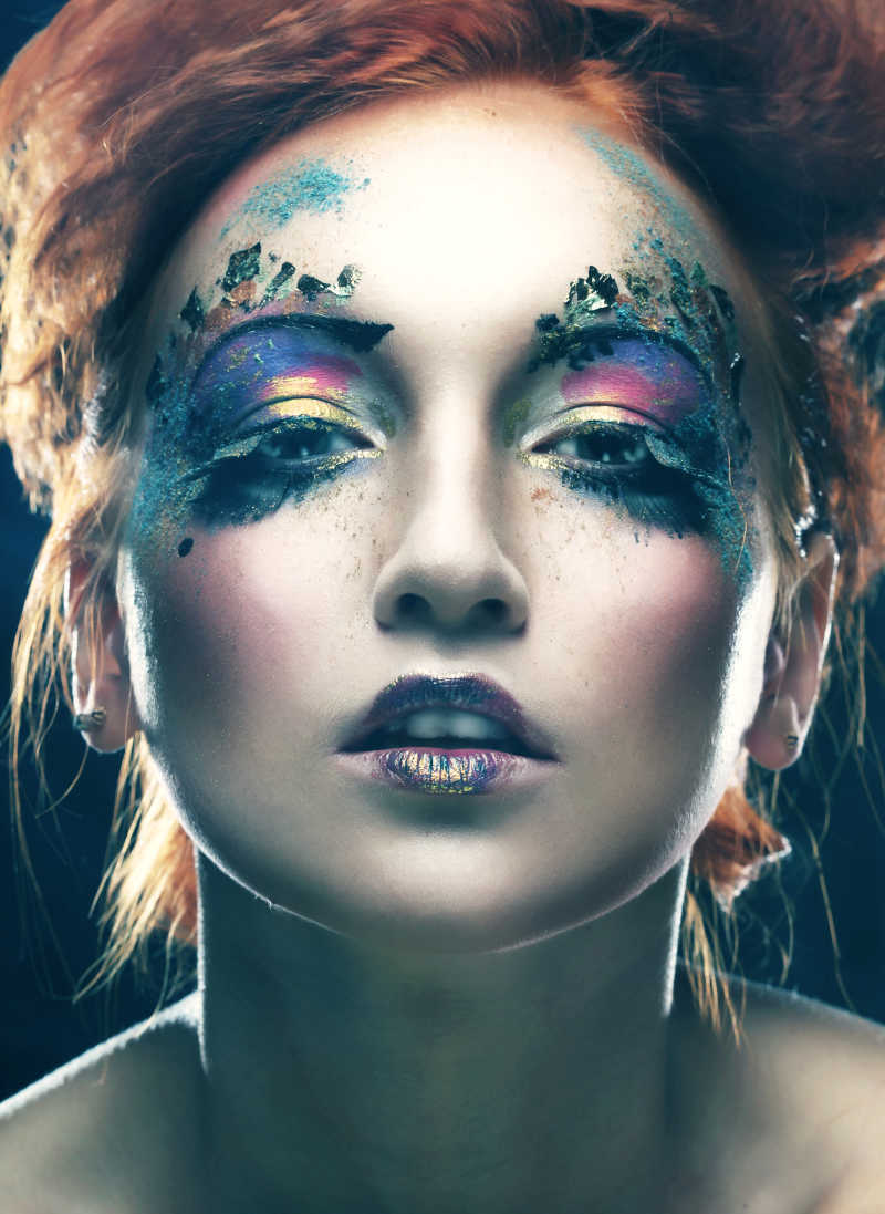 画着彩妆的女子