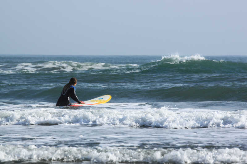 在海里准备冲浪的男人