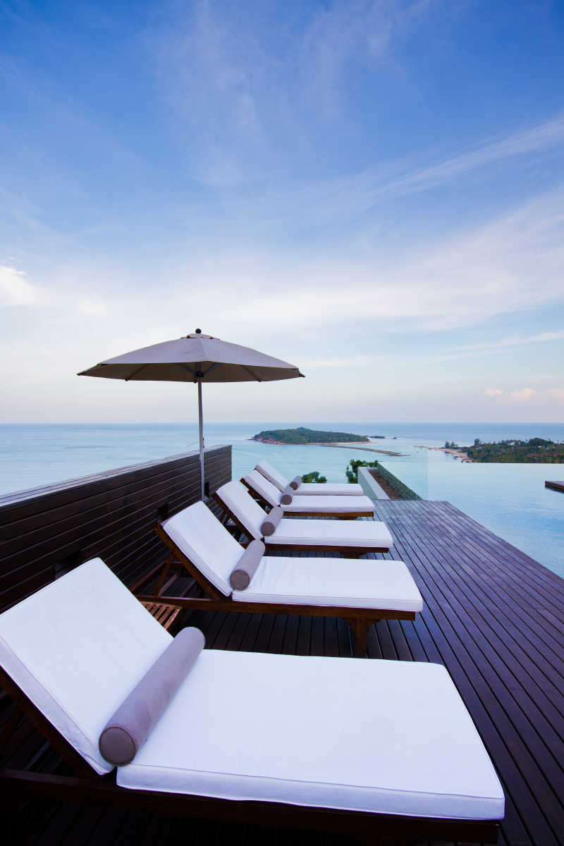 海边的躺椅与遮阳伞