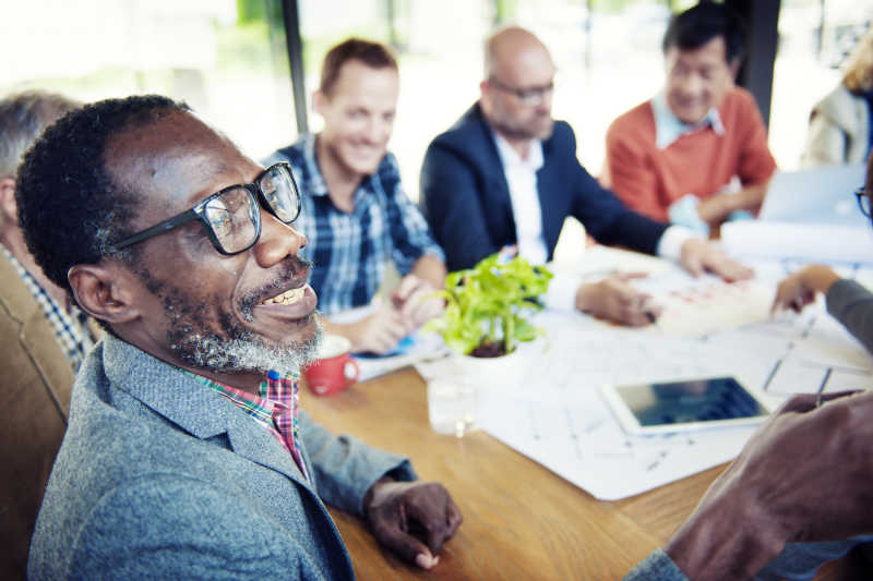 在一起商讨的商人