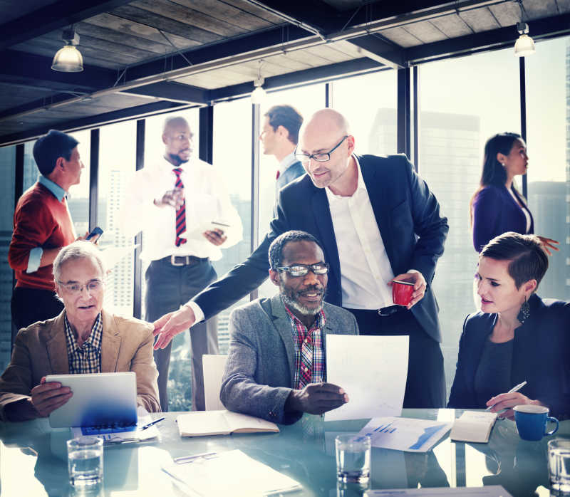 一群人在办公室开会