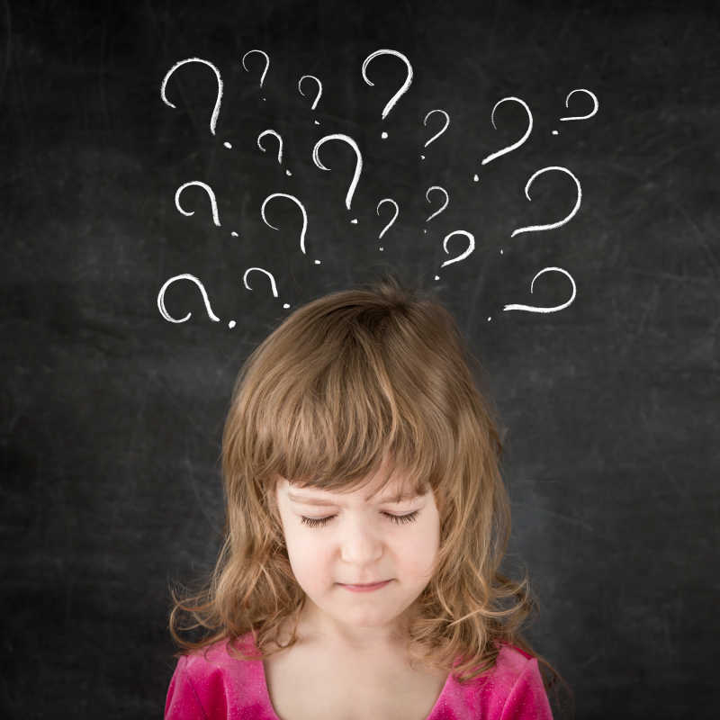 黑板前正在思考的孩子