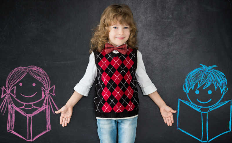 画着男孩女孩读书的黑板前的学生