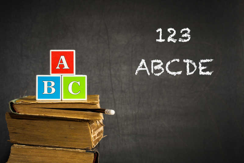 黑板前旧书本上的英文字母模型