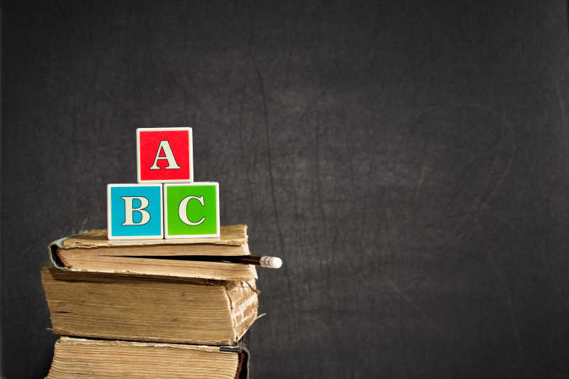 黑板前就书本上的英文字母模型