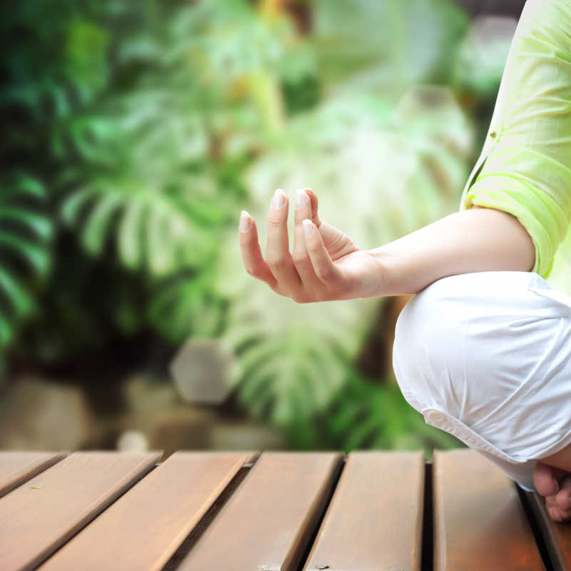坐在木板上冥想的女子