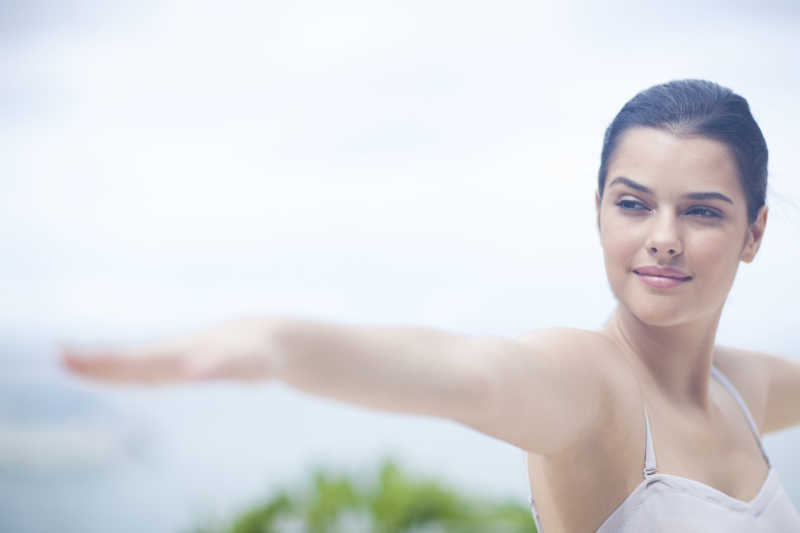 练习瑜伽年轻女子