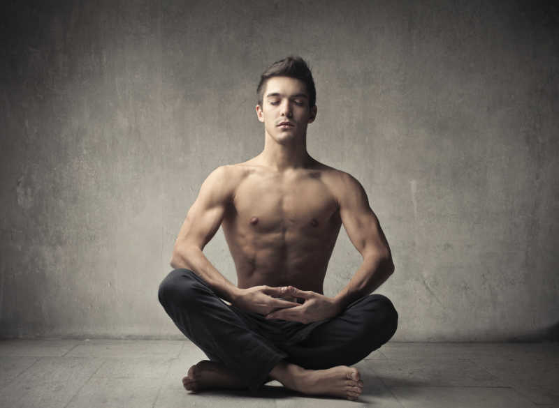 练习瑜伽冥想的帅哥