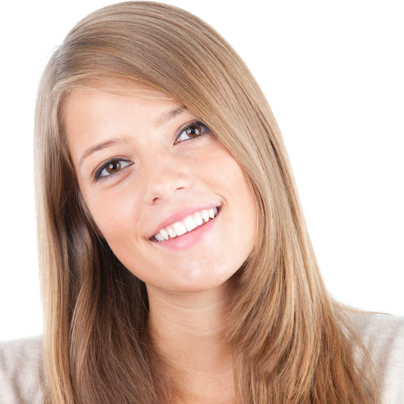 白色背景下的微笑的金发女孩