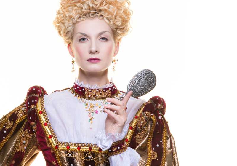 白色背景下身穿皇家礼服的傲慢女王