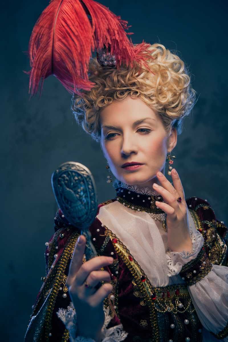 照镜子的高贵女王