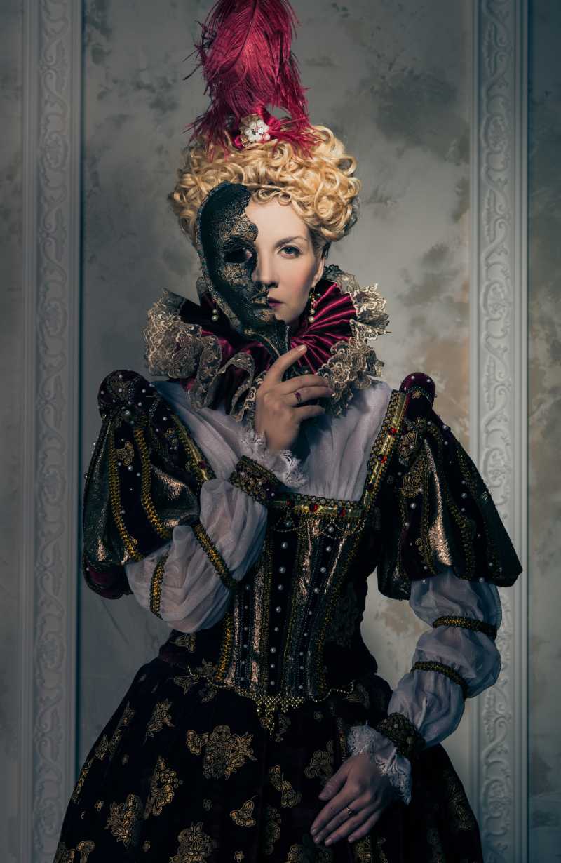 戴着面具的高贵女王