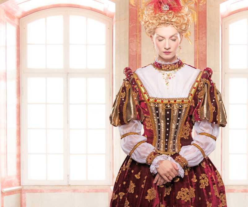 站在窗边女王穿着华丽的礼服