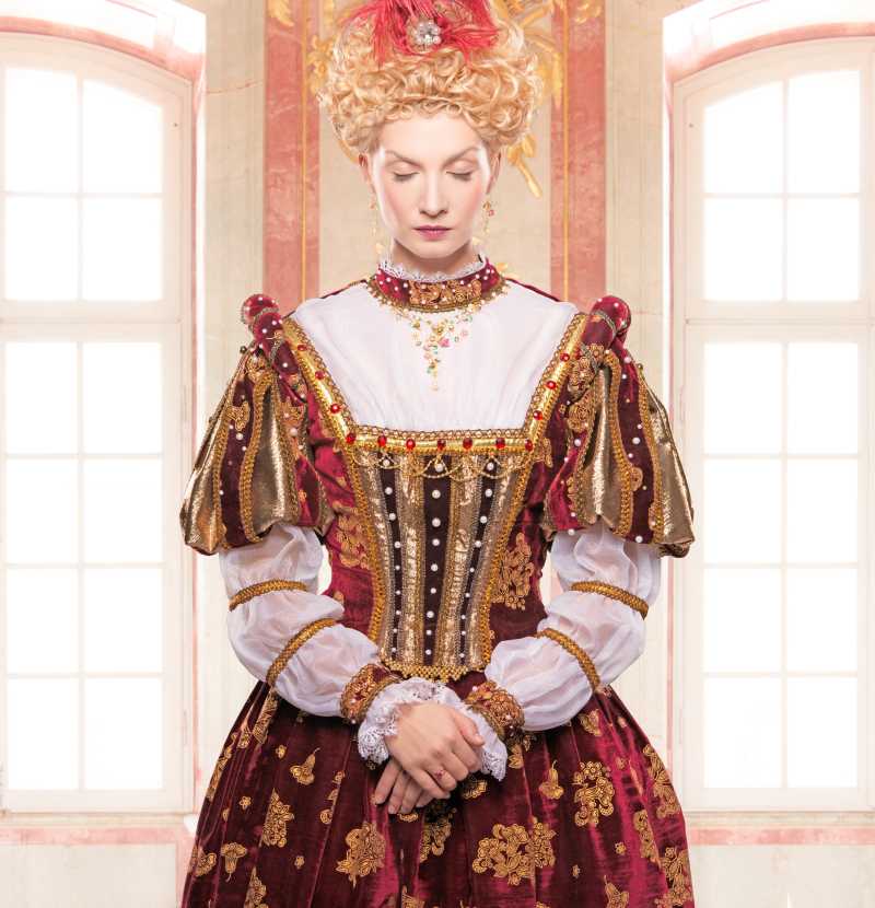 身穿华丽皇家礼服的高贵女王