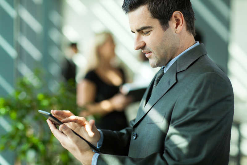 使用平板电脑的英俊商人