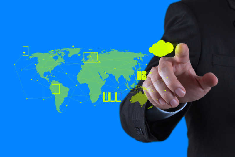 蓝色背景下使用云计算图表概念的商人