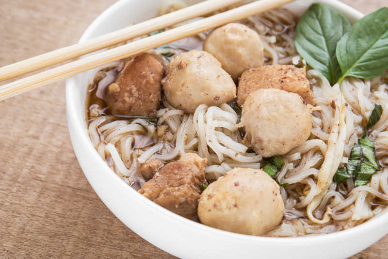 美味的泰式肉丸汤面