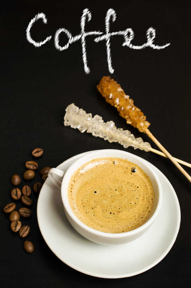 在黑板上的咖啡豆子和蔗糖