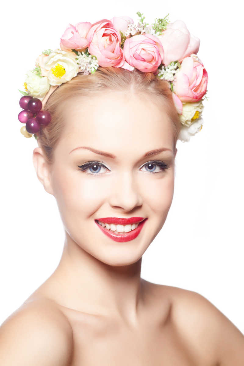 迷人的金发女郎戴着花环