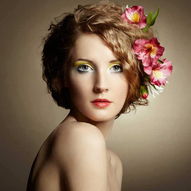美丽的少女头发上有精致的花朵