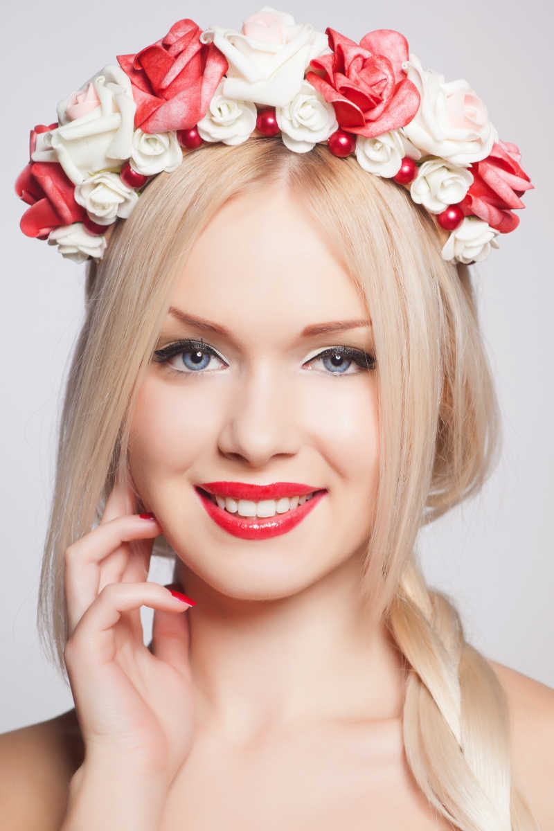 迷人的金发女郎画像花环