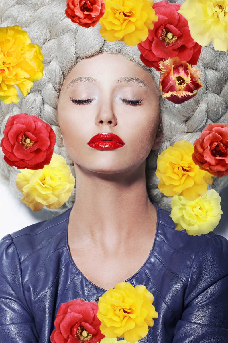 闭着眼睛的睡着女人和Colorful Flowers的肖像