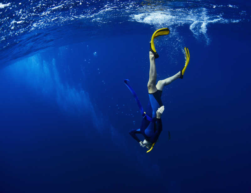 蓝色海洋中潜水的潜水员
