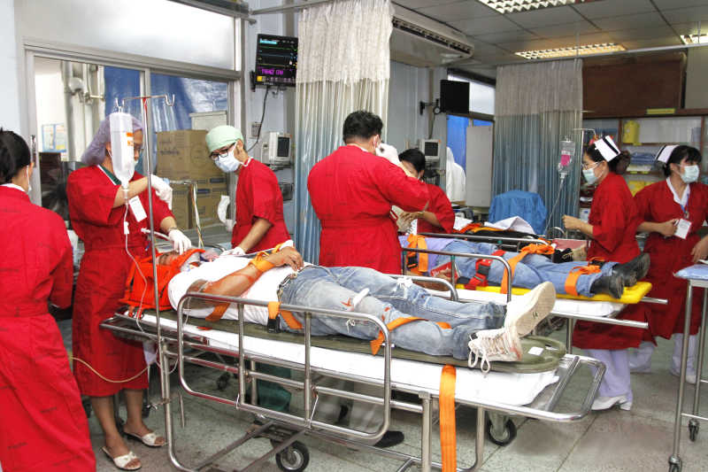 急救室里的病人和匆忙的医护