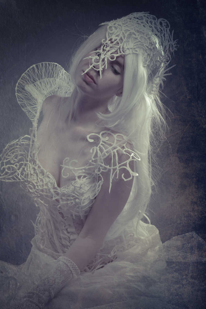 穿着哥特式服装的美女