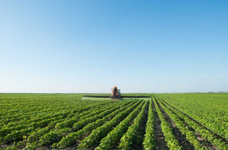 拖拉机喷洒农药