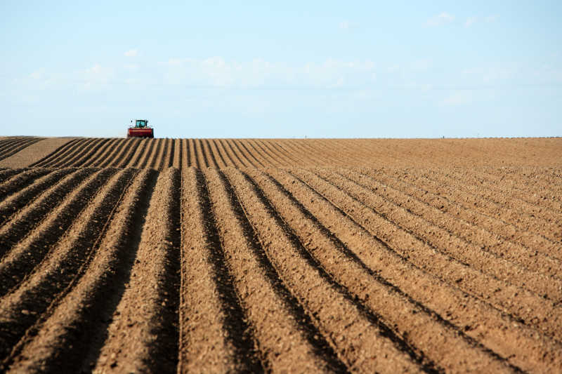 在爱达荷州肥沃的农田里种土豆的拖拉机