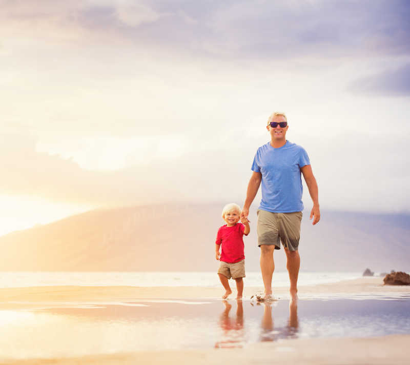 父亲和儿子在沙滩漫步