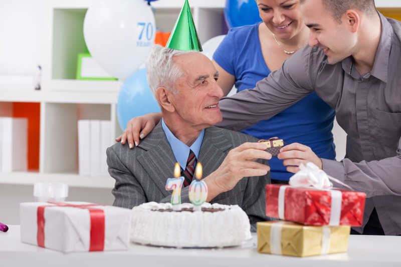 给父亲送生日礼物的家庭