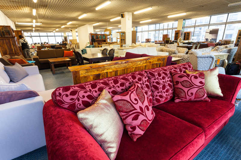 一个五颜六色的古董家具店