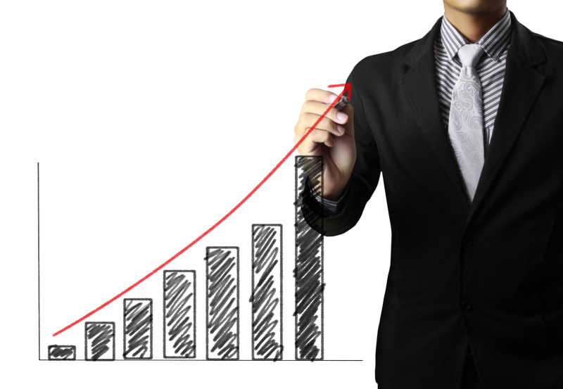 一只手绘制出一条上升的曲线数据图