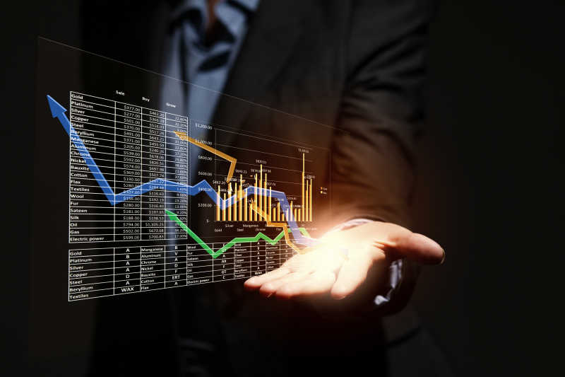 商人手心悬浮着一个透明并显示着数据的窗口