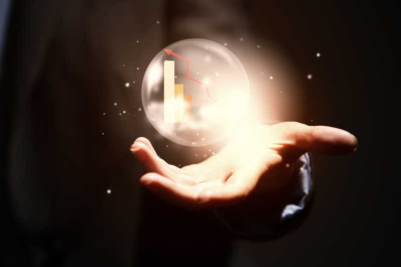 商人手里拿着一个有上升标识的发光小球