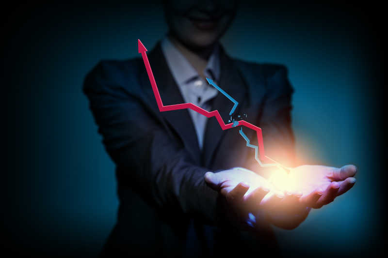 一双手心有两条上升曲线的大手