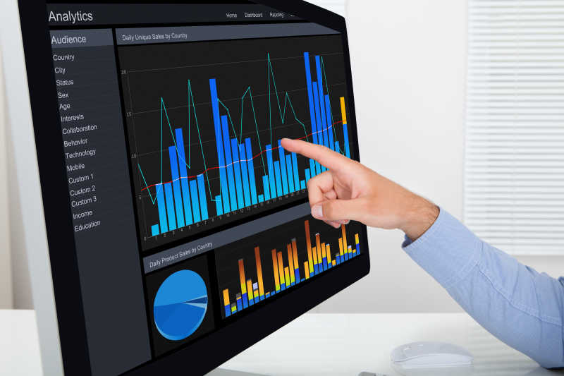 商人正在进行商业计算机图形分析