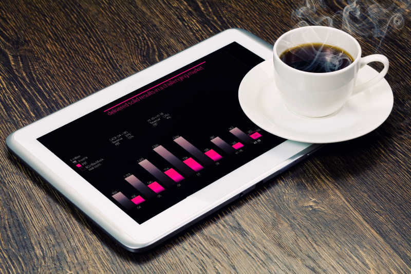 桌上放着平板和一杯咖啡