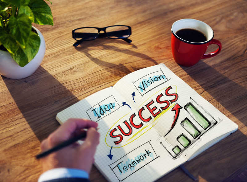 正在做笔记的商人